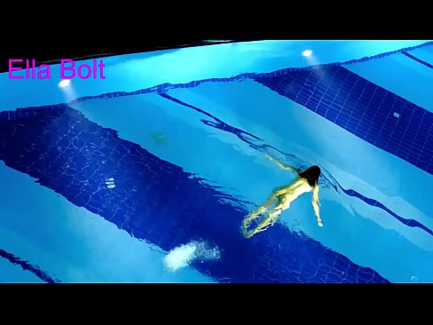 ❤️ म हेर्न रोक्न सक्दिन, जवान गोरा ELLA BOLT रिसोर्ट पूलमा नग्न पौडी खेल्दै समातियो गुदा अश्लील  ❤